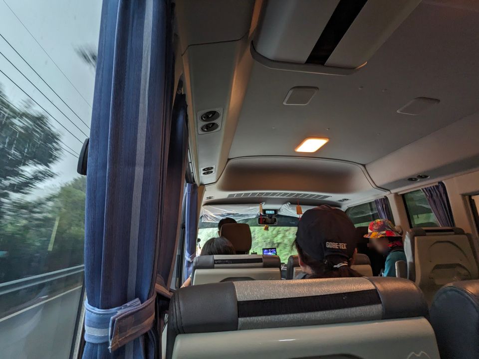 搭乘接駁車返回園區