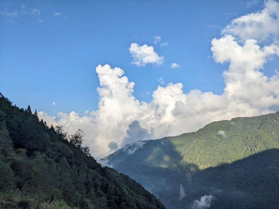 走出步道口時天氣非常好，可以看到對面的山