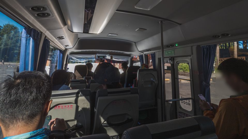 隊員們在接駁車上