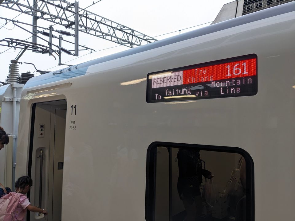 停靠在月台的 EMU3000 新自強號