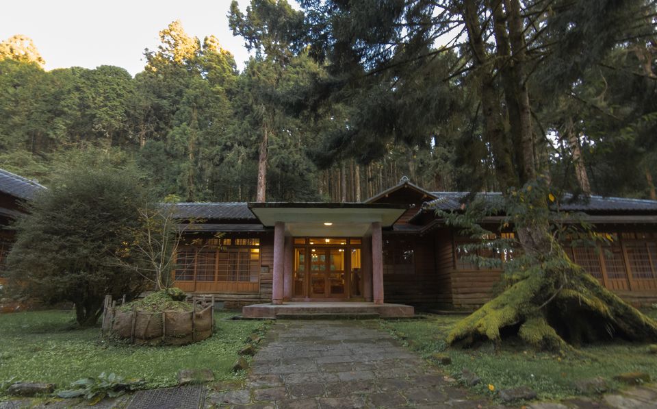 第一員工寄宿舍，本體是以木頭打造，周邊有草地及樹木