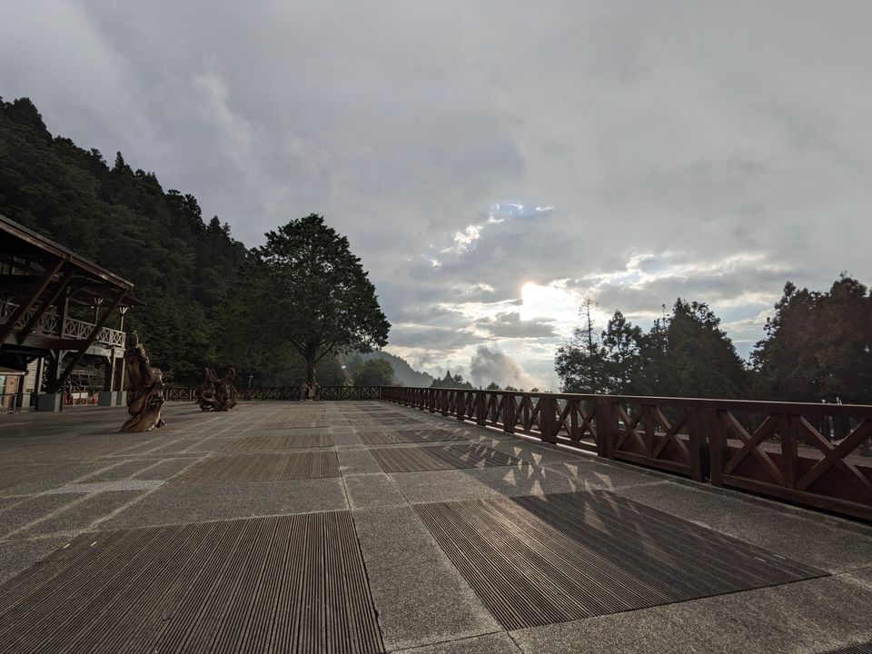 阿里山車站外的廣場，天氣多雲但有陽光從雲層透出