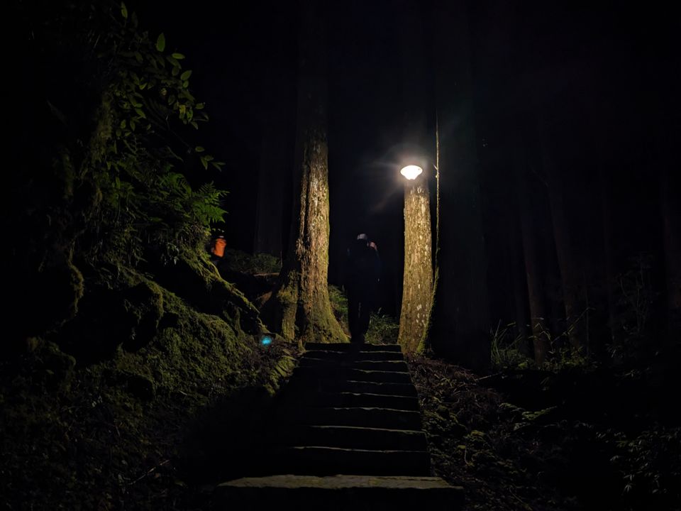 走上樓梯，旁邊有一盞路燈