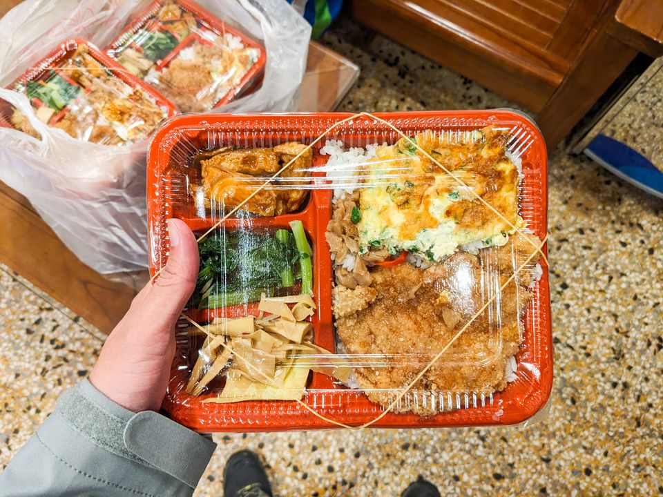 便當有豆干、青菜、筍乾、蔥蛋、炸排骨及白飯