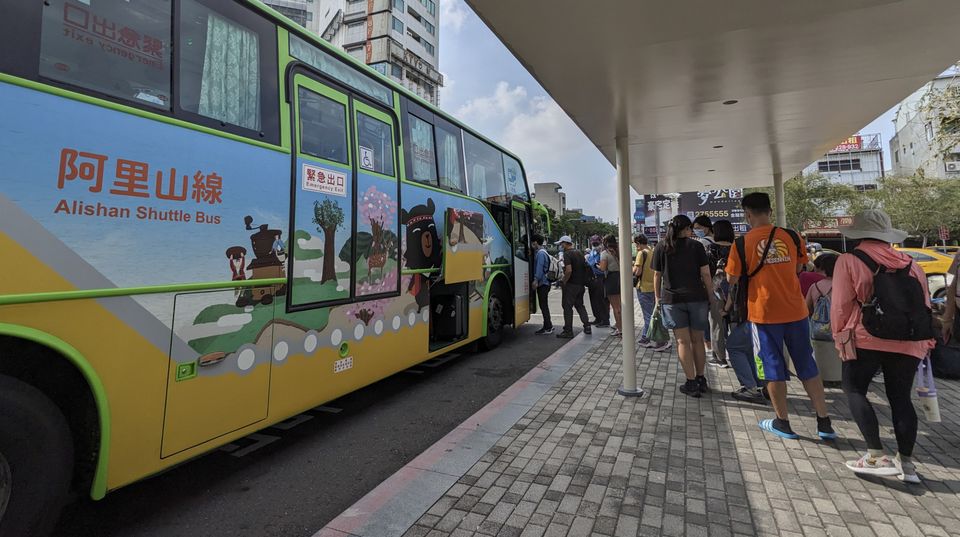前站的公車亭，有遮蔭