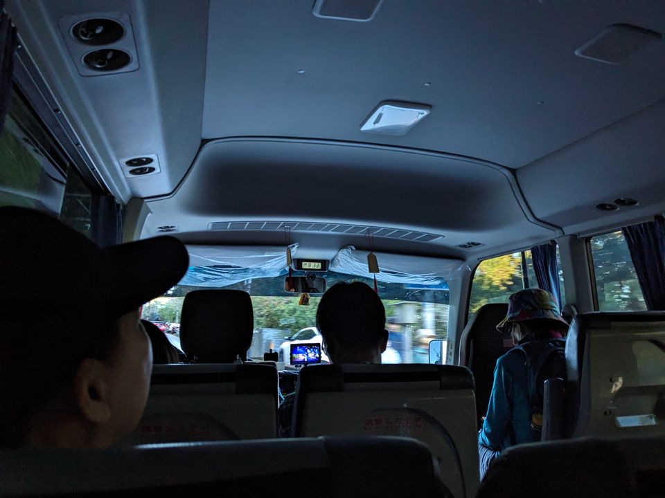 正在搭乘接駁車前往特富野古道