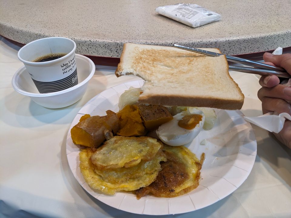 餐聽會發紙餐具供顧客盛裝餐點