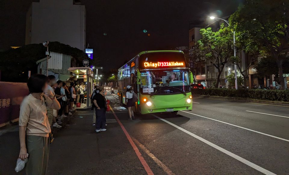 台灣好行公車抵達嘉義火車站