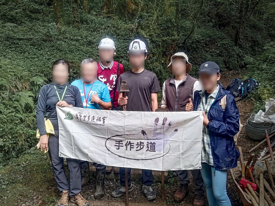 第二組拉著布條合照