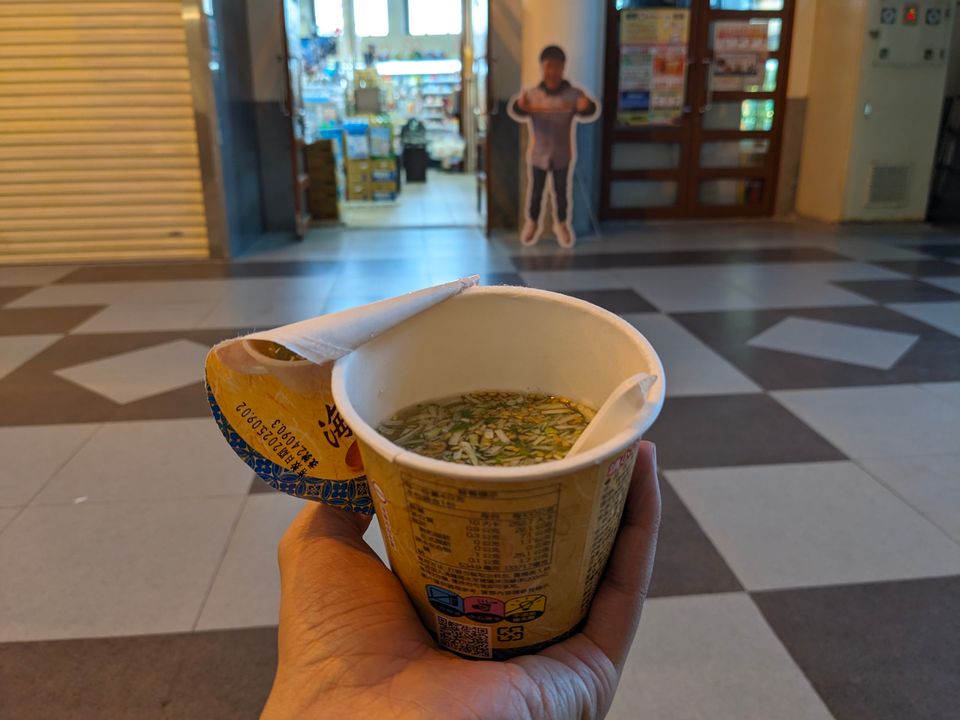 在轉運站的椅子喝剛剛在超商買的蜆湯