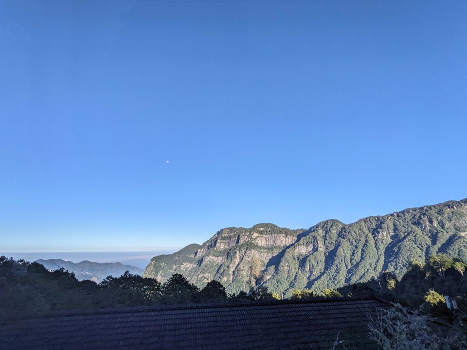 走去松閣餐廳路上拍攝的風景，天空顏色很藍，對面山的輪廓很清晰