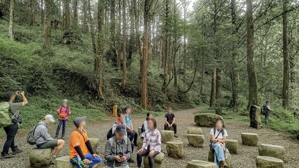 「闔」是在步道旁一個擺放許多石椅的空間。隊員們正閉著眼睛坐在上面。