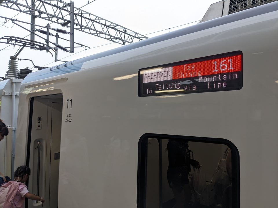 停靠在月台的 EMU3000 新自強號