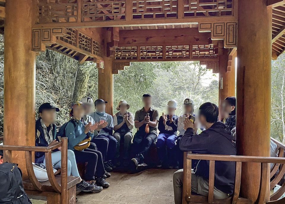 學員們坐在涼亭輪流分享心得