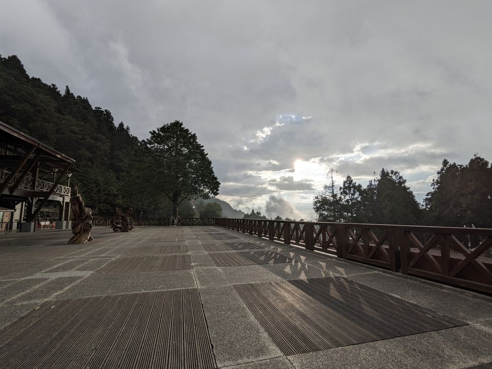 阿里山車站外的廣場，天氣多雲但有陽光從雲層透出