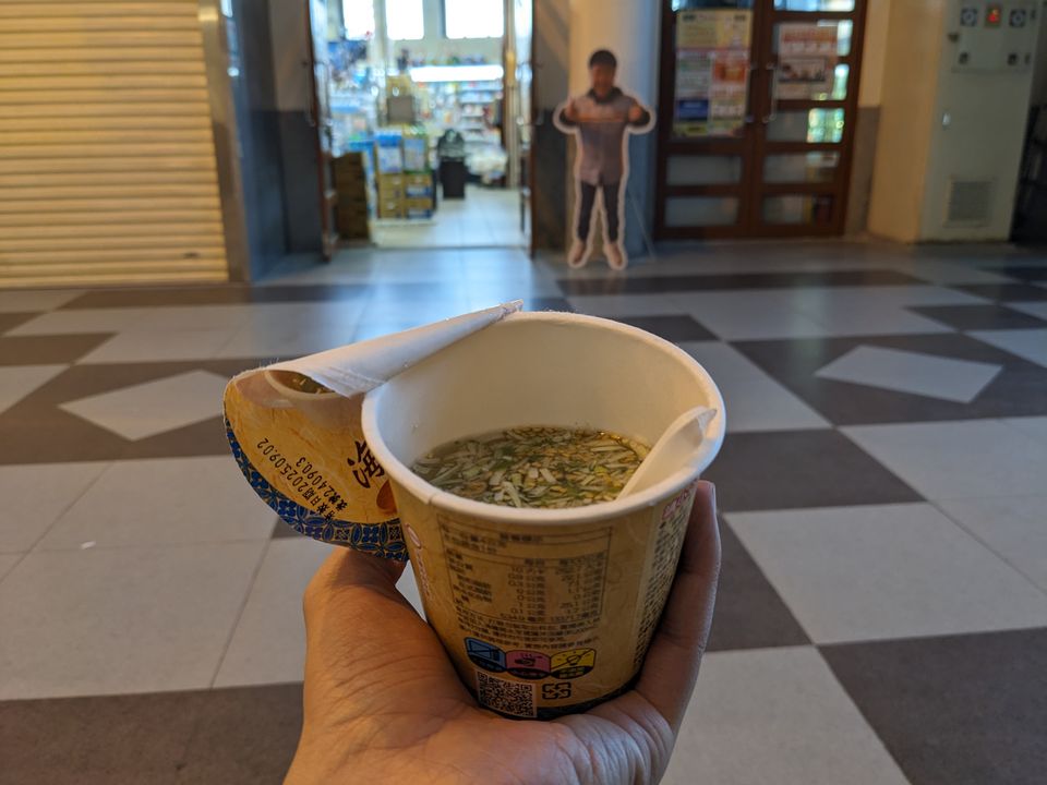 在轉運站的椅子喝剛剛在超商買的蜆湯