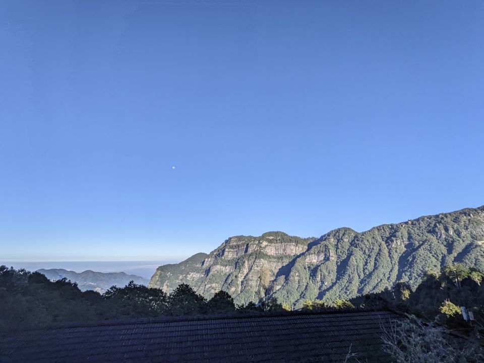 走去松閣餐廳路上拍攝的風景，天空顏色很藍，對面山的輪廓很清晰